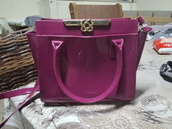 Bolsa feminina rosa com alça de mão e alça transversal