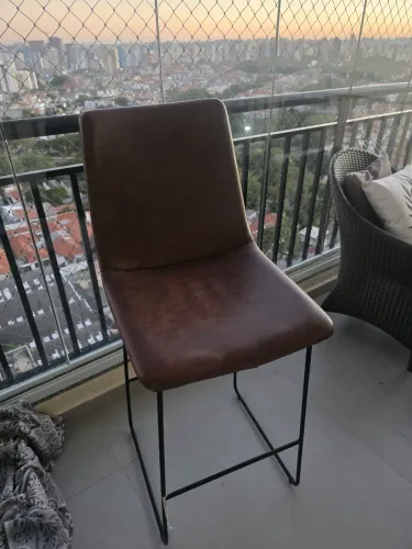 Duas banquetas de couro em estilo industrial