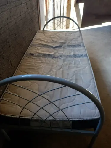 Cama solteiro com colchão