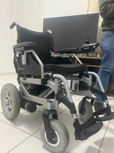 Cadeira de Rodas Motorizada Dellamed D1000 - Apenas 8 Meses de Uso (Bateria Nova)