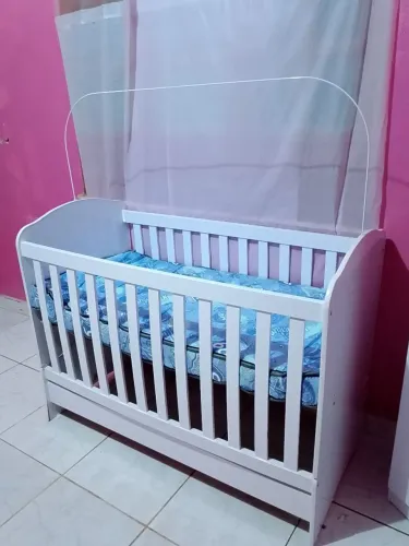vendo um berco de bb e uma mesinha