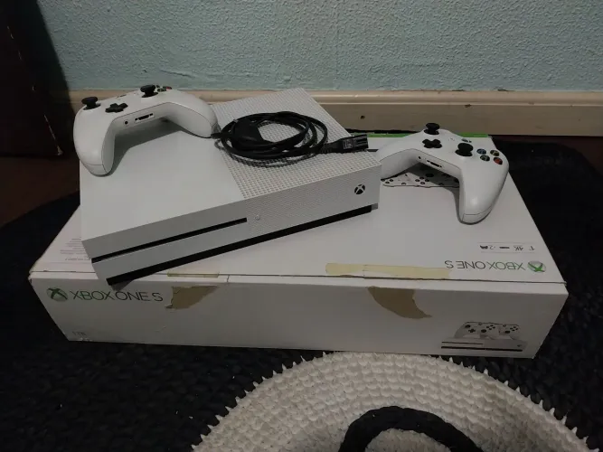 Xbox oneS 1T (Inclui 2 controles, caixa e cabos)