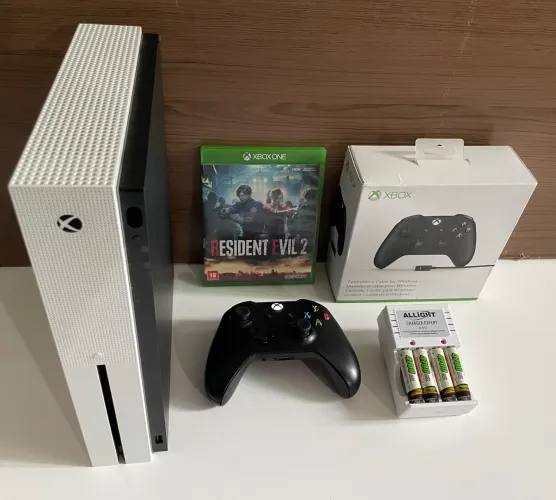 Xbox One S 1 Controle Original Com Pilhas Recarregáveis E Jogo Resident Evil 2 Remake