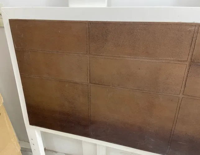 Cama de madeira Queen laqueada com detalhe em couro