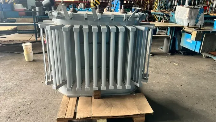 Transformador trifásico a óleo de 300 kVA - 13800/380/220v