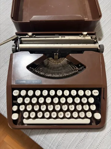 Máquina de escrever Olivetti Lettera 82