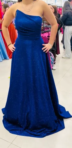 Vestido de gala azul royal com brilho