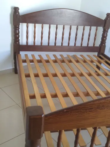 Cama de madeira maciça 