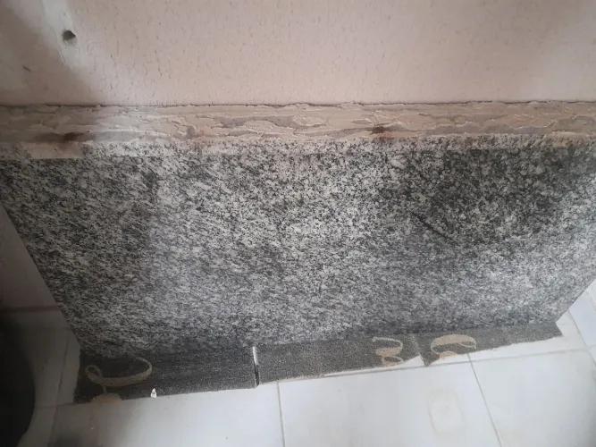 Vendo bancada na cor cinza corumbá nas medidas 1,11 por 60 .