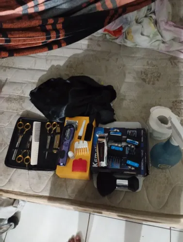 To vendendo um quite de barbeiro pra quem tá iniciando usei poucas vezes tá bem novo 
