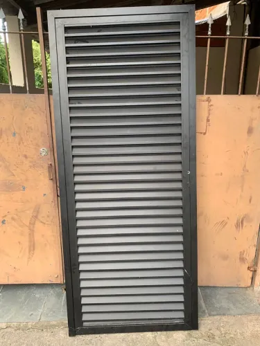Porta de Alumínio Linha Suprema Ventilada 2,10 x 88 cm