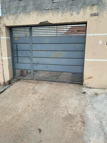 Vendo portão de correr, com motor, tudo funcionando.