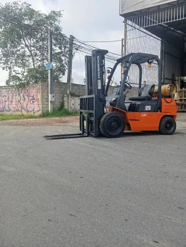 EMPILHADEIRA HANGCHA TORRE TRIPLEX ANO 2012 2.5 KG COM SÓ 7.592 HORAS DE TRABALHO GLP
