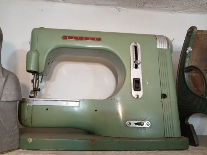 Máquina vintage de costura fridor