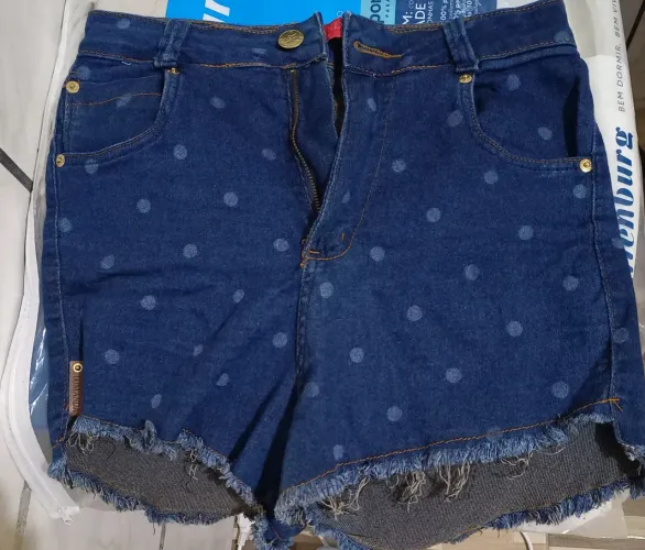 Lindo short jeans com detalhes em poá 