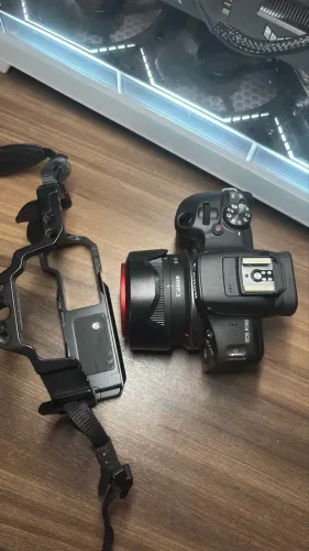 Canon R100 + 3 lentes + cage / - de 4mil clicks