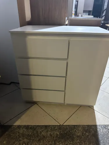 Cômoda com quatro gavetas e uma porta foi feita em marcenaria