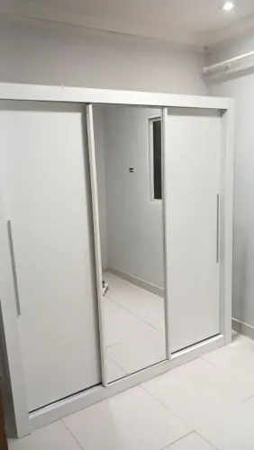 guarda roupa em perfeito estado novo branco