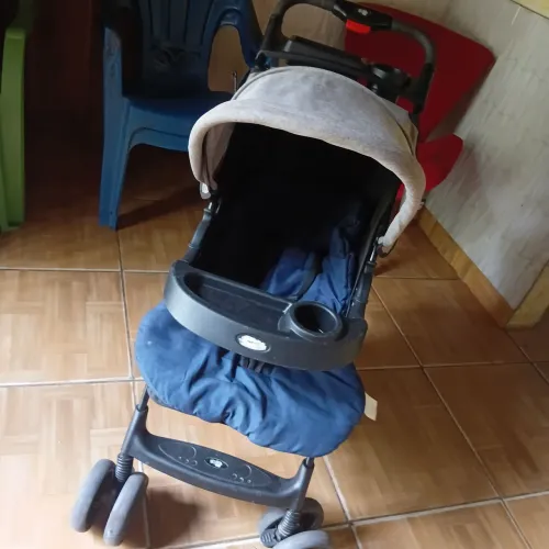 Vendo Carrinho de bebê menino semi novo
