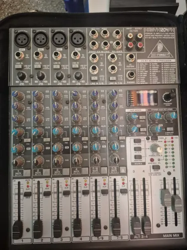 Mesa de som Behringer Xenyx 1204fx