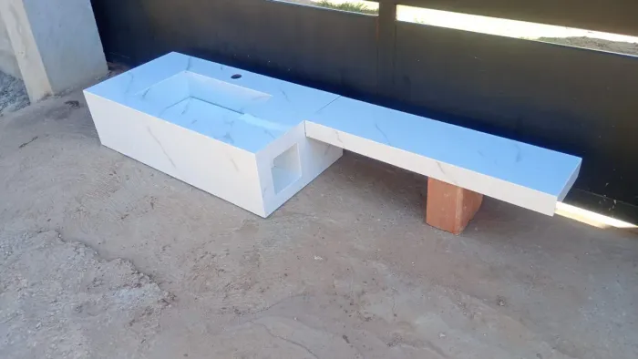 Pia esculpida com extensor e porta papel higiênico