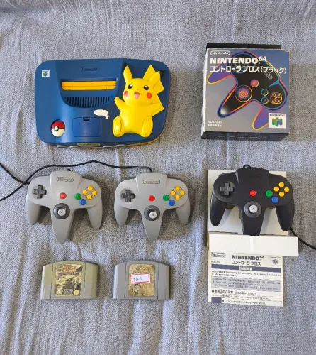 Nintendo 64 Edição Limitada Pikachu em alto Relevo 3 Controles e 2 Jogos de brinde