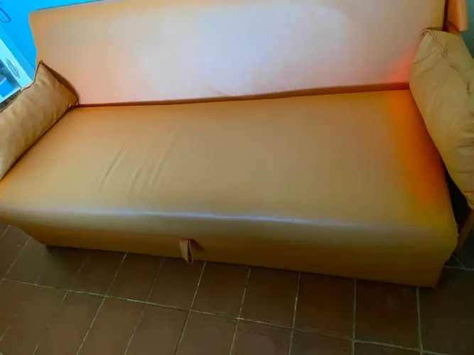 Vende-se sofá cama couro Laranja em bom estado(renegociável).