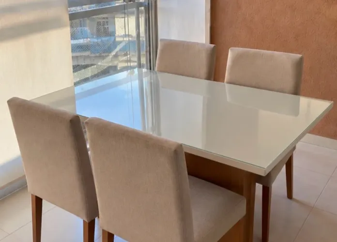 Mesa de jantar com 4 cadeiras estofadas Mobly