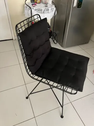 Mesa com cadeiras aramadas 