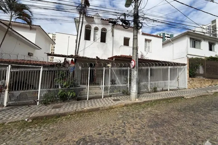 Oportunidade no Centro de Juiz de Fora! Casa comercial próxima à Rua Santo Antônio, ideal