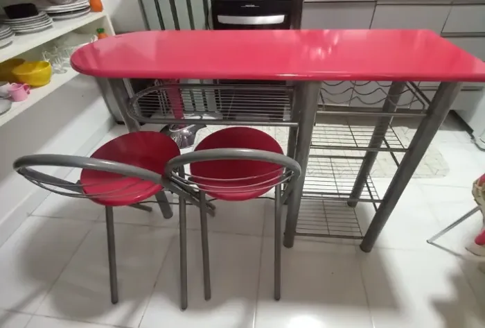 Mesa  oval vermelho e 2 banqueta