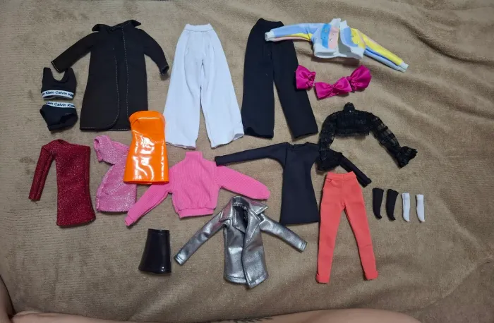 Lote de roupas barbie 