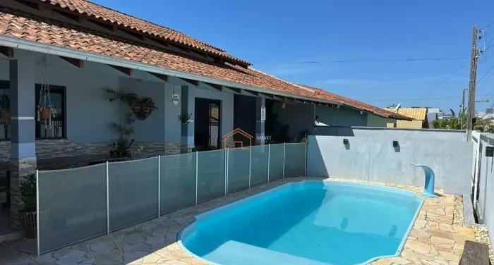 CASA NA PRAIA MOBILIADA COM PISCINA - PRONTA PARA MORAR!