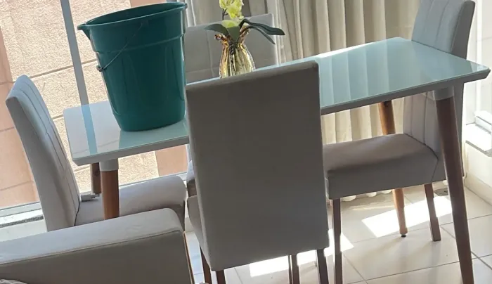 Vendo mesa com 4 cadeiras