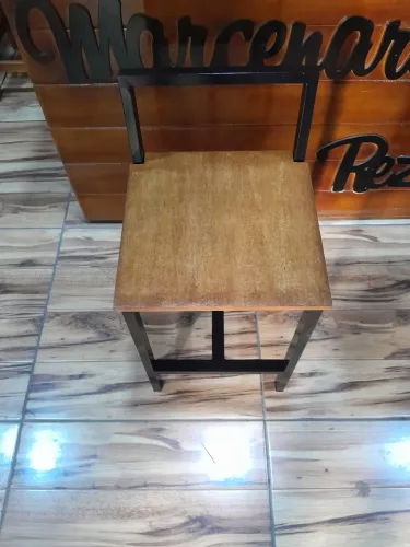 Banquetas estilo industrial pés em ferro tampo em madeira envernizado