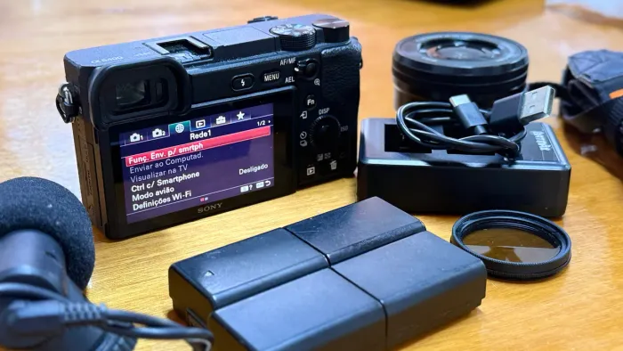 Vendo Sony a6400 + lente do kit e acessórios