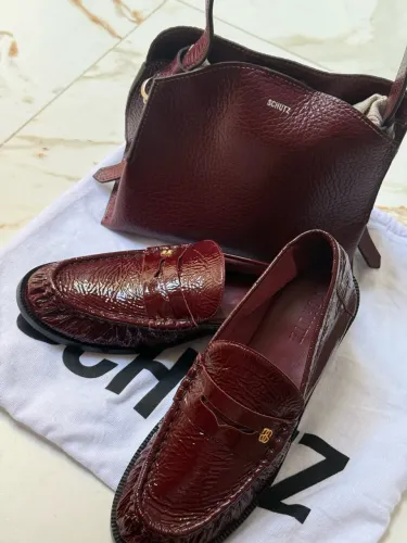 Combo de Luxo: Mocassim Verniz + Bolsa Tote Couro Schutz Vinho
