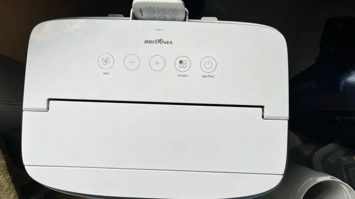 Ar condicionado portátil de chão Britânia com 11000 BTUs