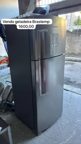 Geladeira usada, bem conservada.