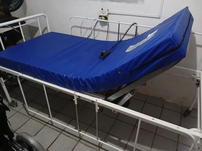 Cama hospitalar articulada motorizada 
