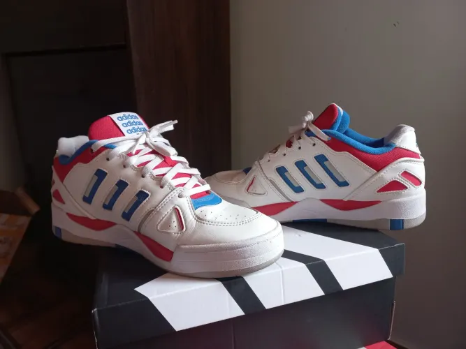 Tênis Adidas Midcity 