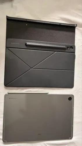 Samsung Galaxy Tab S9 FE em excelente estado de conservação.