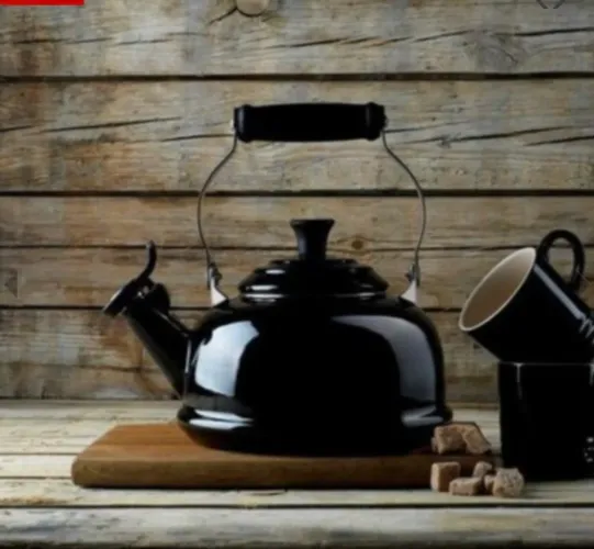 Chaleira lê creuset + duas xícaras 