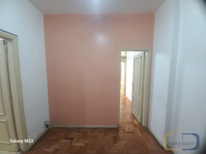 Excelente sala separadas por divisórias em madeira, formando 1 receptação, 2 salas, 1 cozi