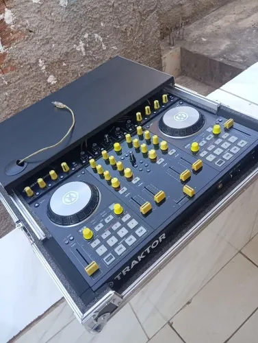 Vendo ou troco Ddj Traktor s4 mk2 tudo funcionando perfeitamente