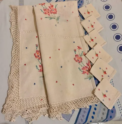 Vendo toalha de mesa de tecido de etamine com 6 guardanapos