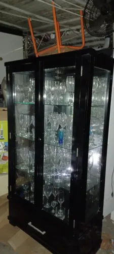Cristaleira completa com todas as taças. 2 mil reais