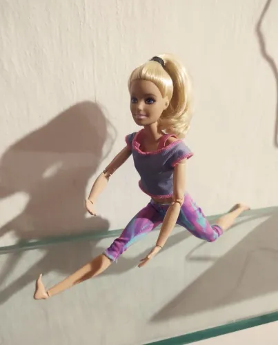 Barbie Made to Move aula de yoga