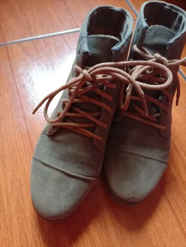 Vendo um par de coturno feminino marrom