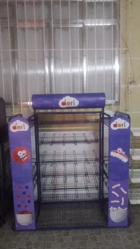 Vendo Exposittor Dori com ganchos por R$250. Retirada em Realengo